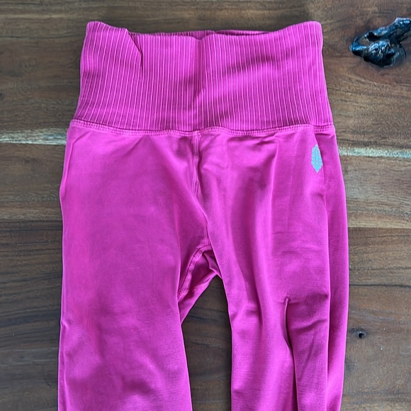 FP Movement High-Rise 7/8 Length Good Karma Legging XS/S raspberry - Picture 2 of 4
